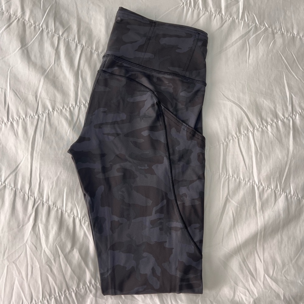 Lululemon fast & free w/ pockets 25” size 6 leggings.